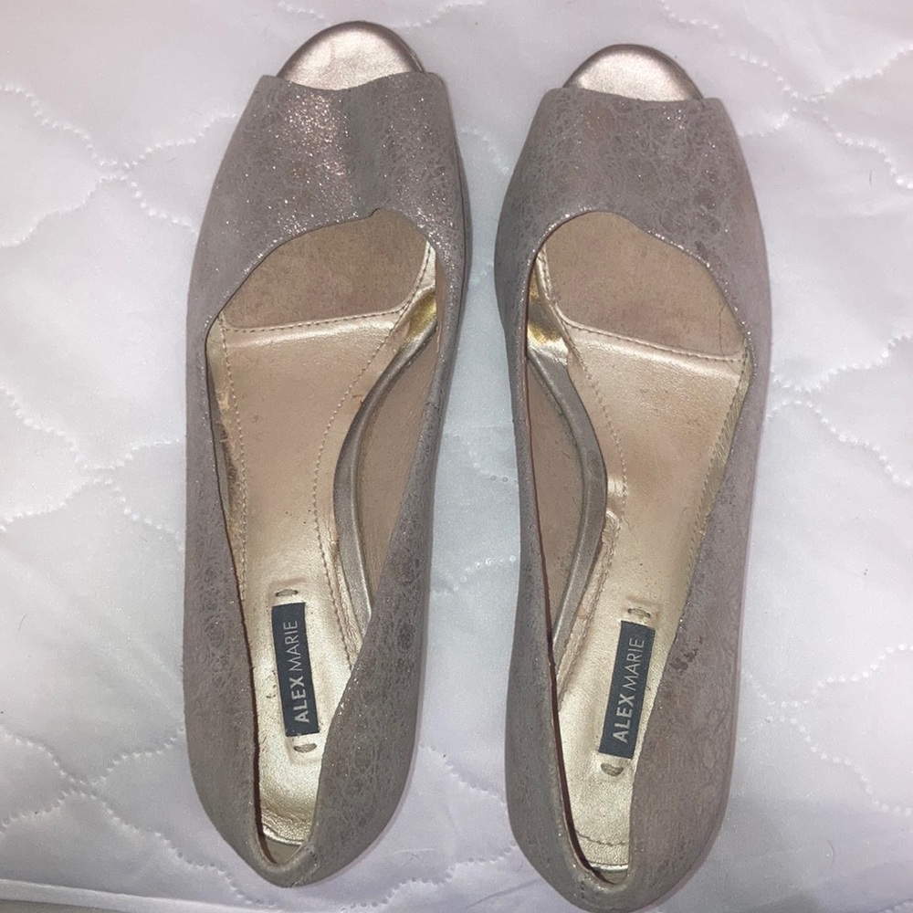 Golden sparkle pumps with peep toes